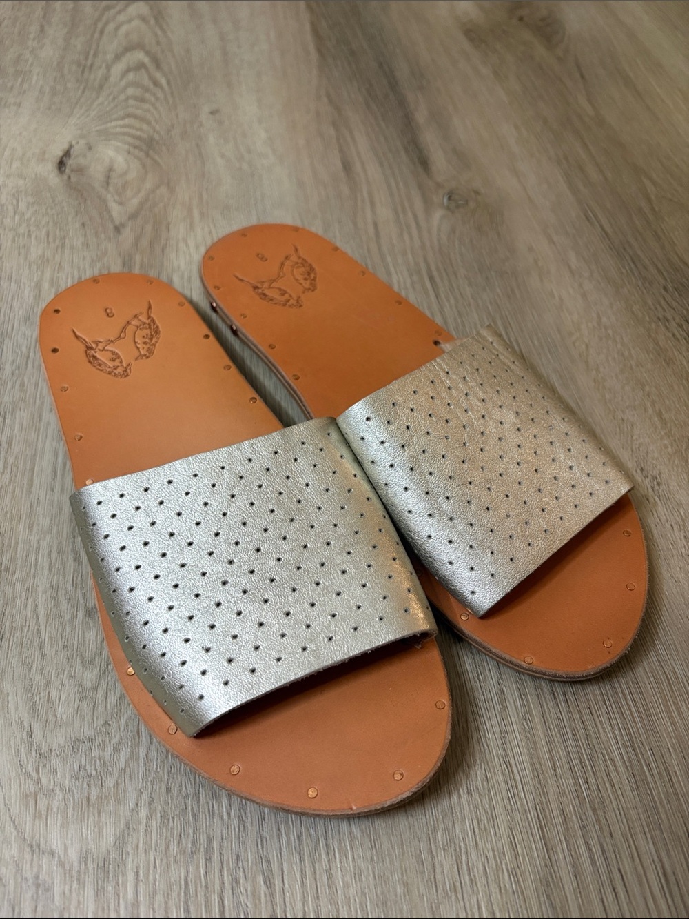 NWOT Beek Mockingbird Perforated Leather Slide Sandals Silver Size 8 minimalist
